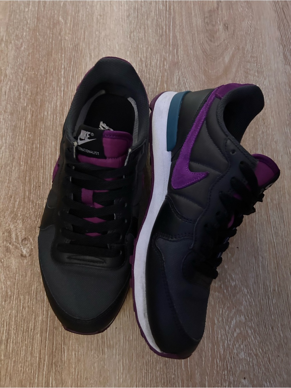 Nike women 8 internationalist snickers shoes
